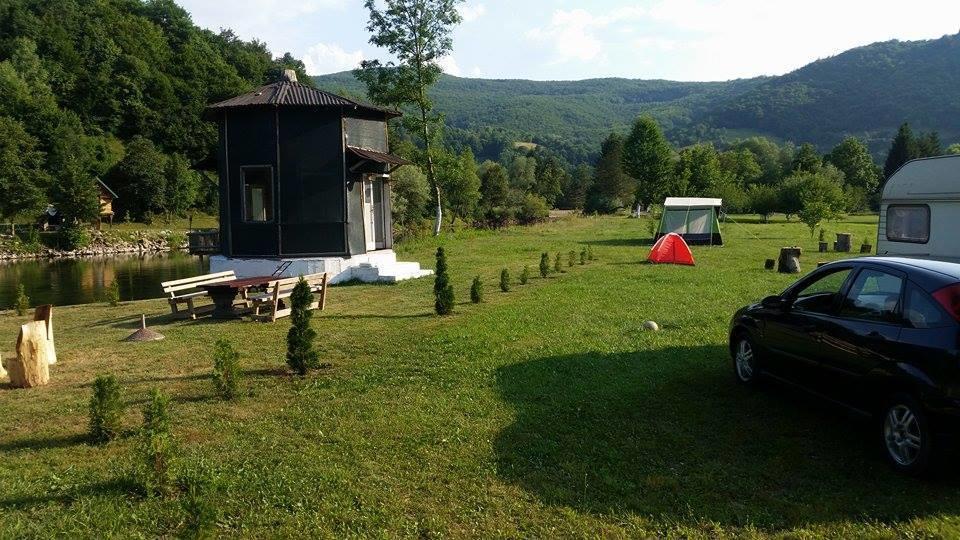 Auto Kamp Lav Hotell Kulen Vakuf Eksteriør bilde